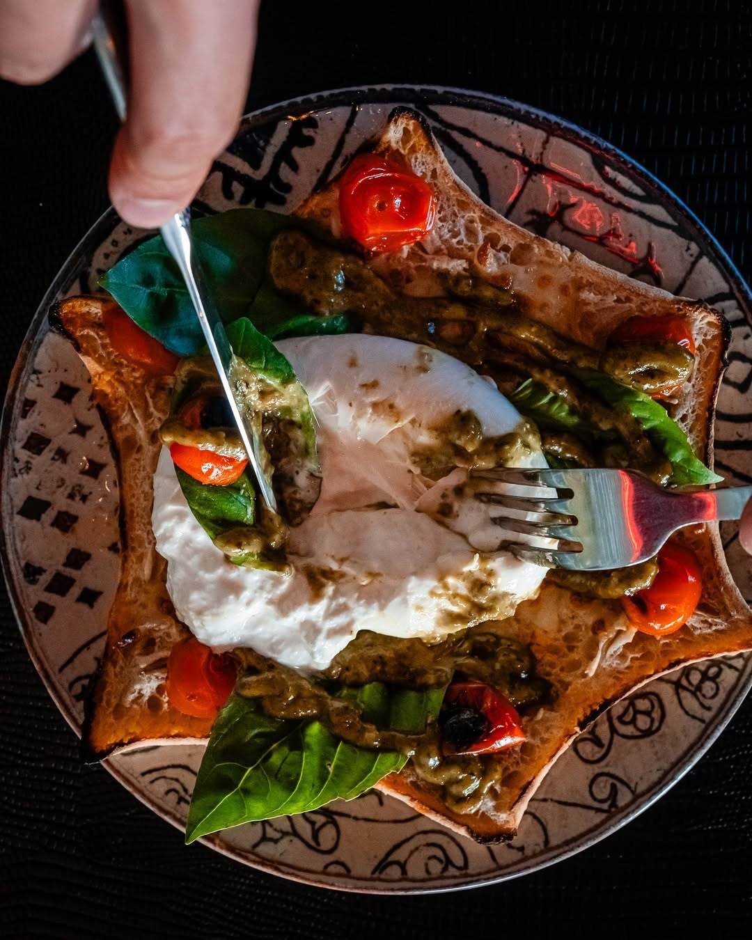 Bruschetta com burrata, tomate cereja, manjericão e pesto, vista de cima