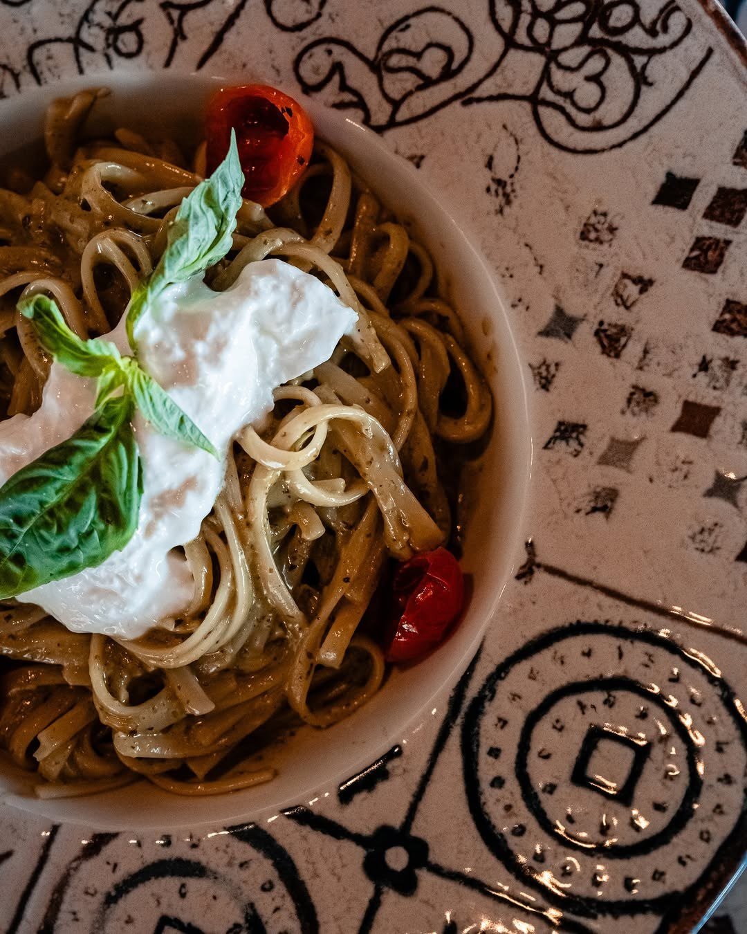Prato de massa com ricotta, manjericão e tomate